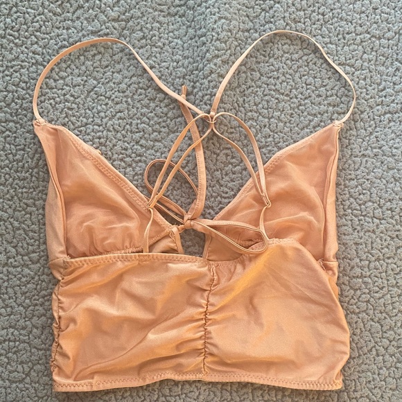 Urban Outfitters out from under crop top - Picture 2 of 4